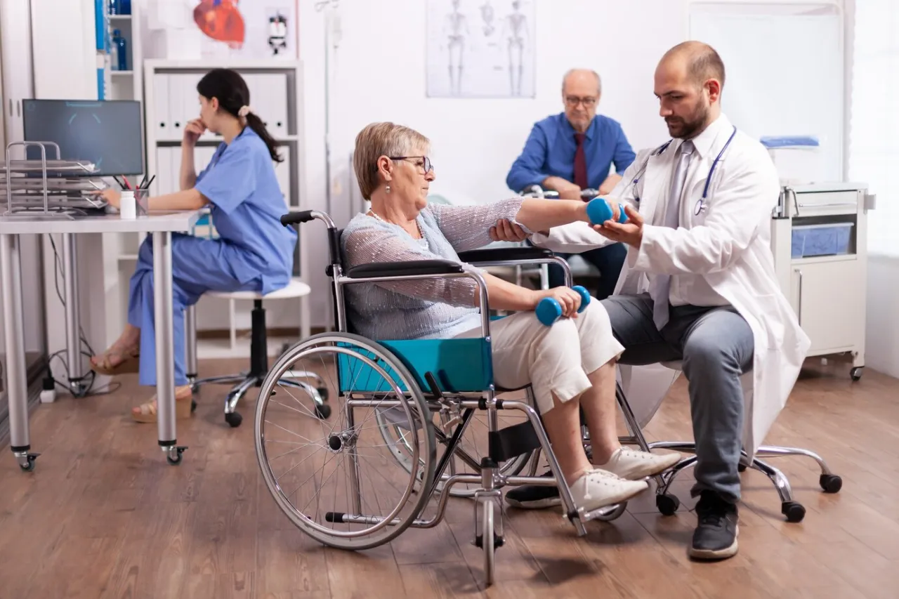 Zdjęcie Rehabilitacja po udarze - ile trwa w NFZ i jak uniknąć problemów