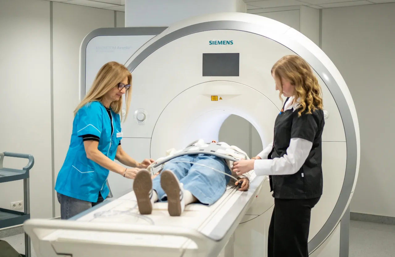 Pacjent z słuchawkami w rezonansie magnetycznym