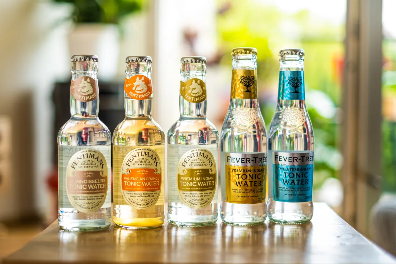 różne marki toników butelki