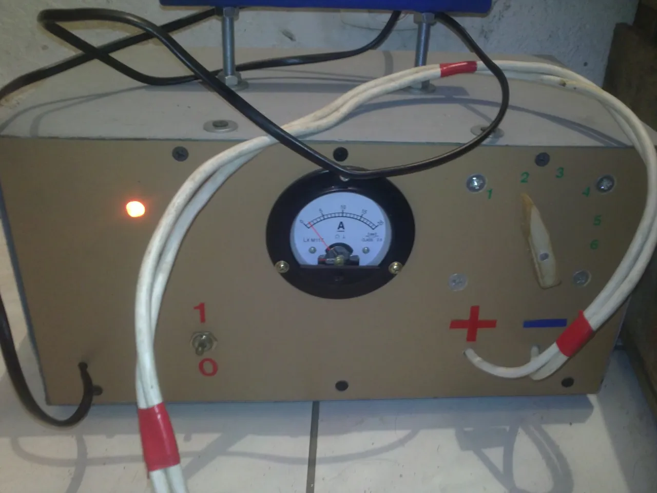 Narzędzia do podłączenia amperomierza do prostownika