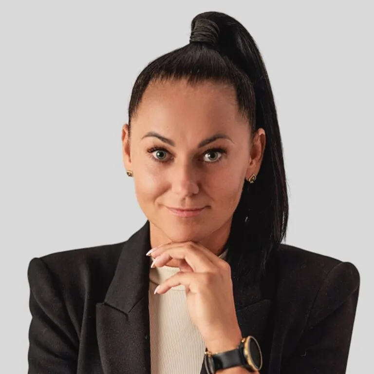 agent nieruchomości uśmiechnięty profesjonalista