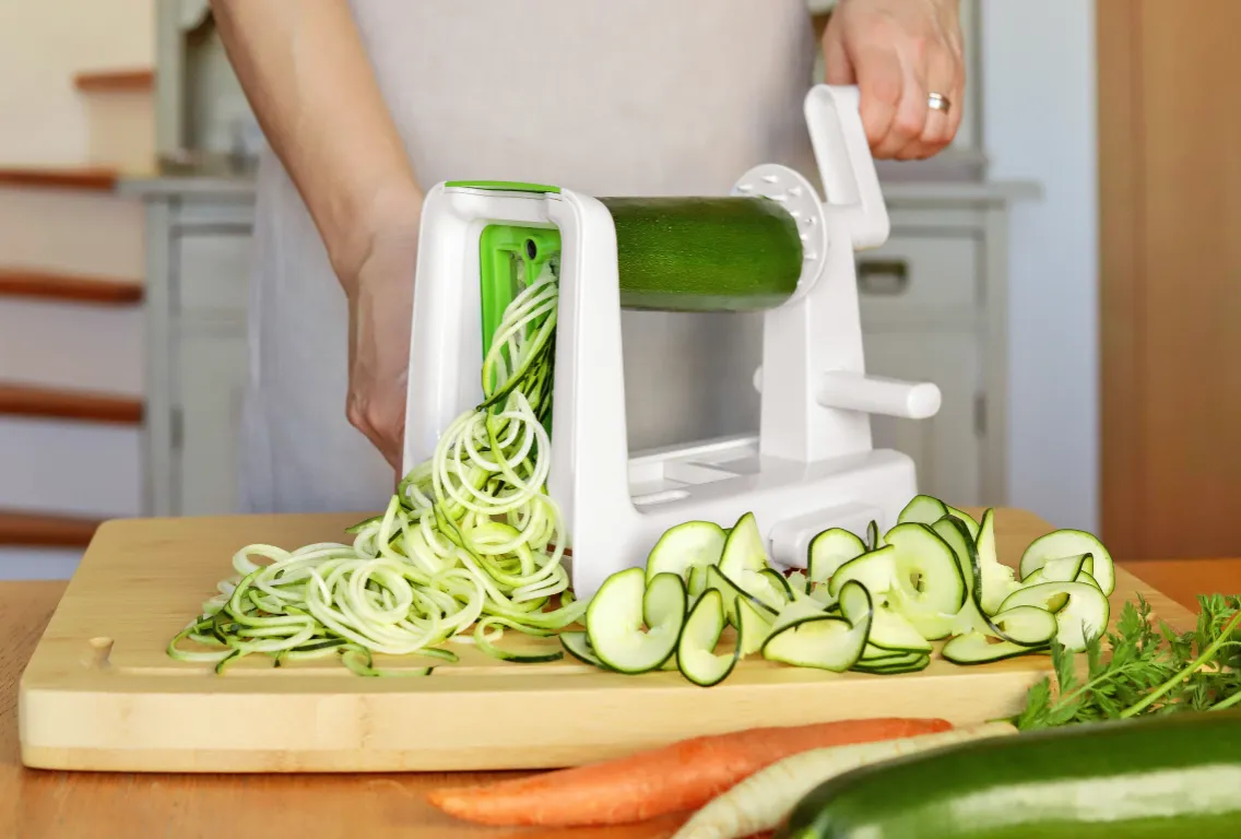 Spiralizer do cukinii i różne rodzaje makaronu z cukinii