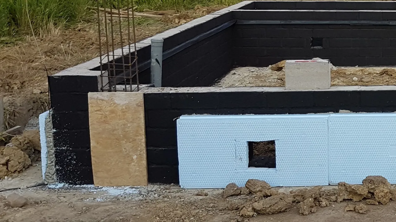 Zdjęcie Jak położyć folię na fundament, aby uniknąć problemów z wilgocią
