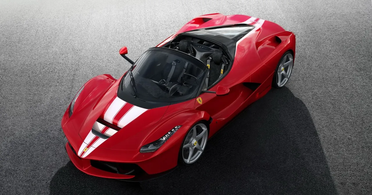Czerwone Ferrari LaFerrari z białymi pasami na masce. Zastanawiasz się, ile kosztuje Ferrari LaFerrari?