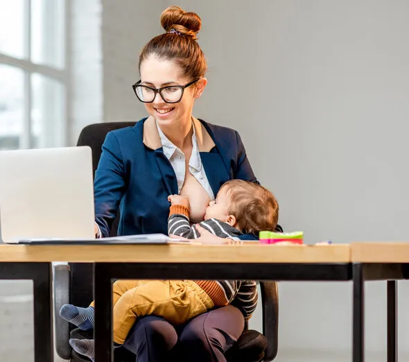 Matka karmiąca w pracy