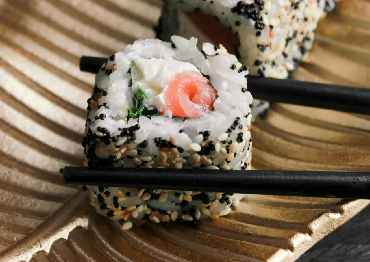 Świeże sushi i wczorajsze sushi por&oacute;wnanie