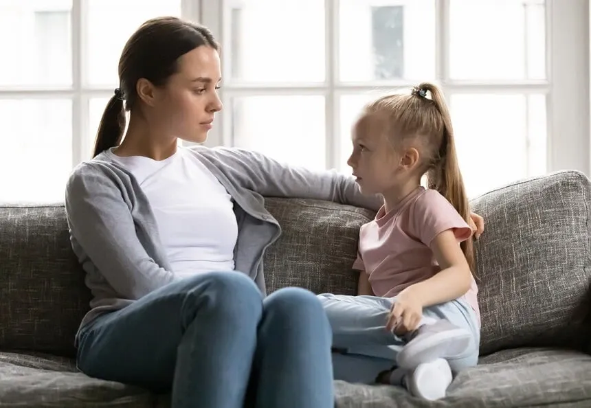 Osoba rozmawiająca z bliskim o problemach z jedzeniem