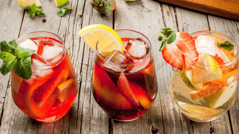 Kolorowe letnie drinki z owocami na stole