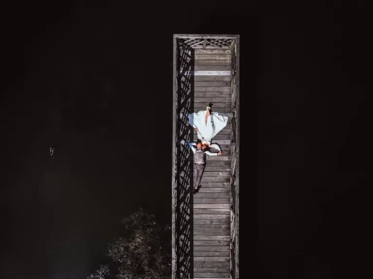 Kinowy kadr z filmu ślubnego ujęcie z drona