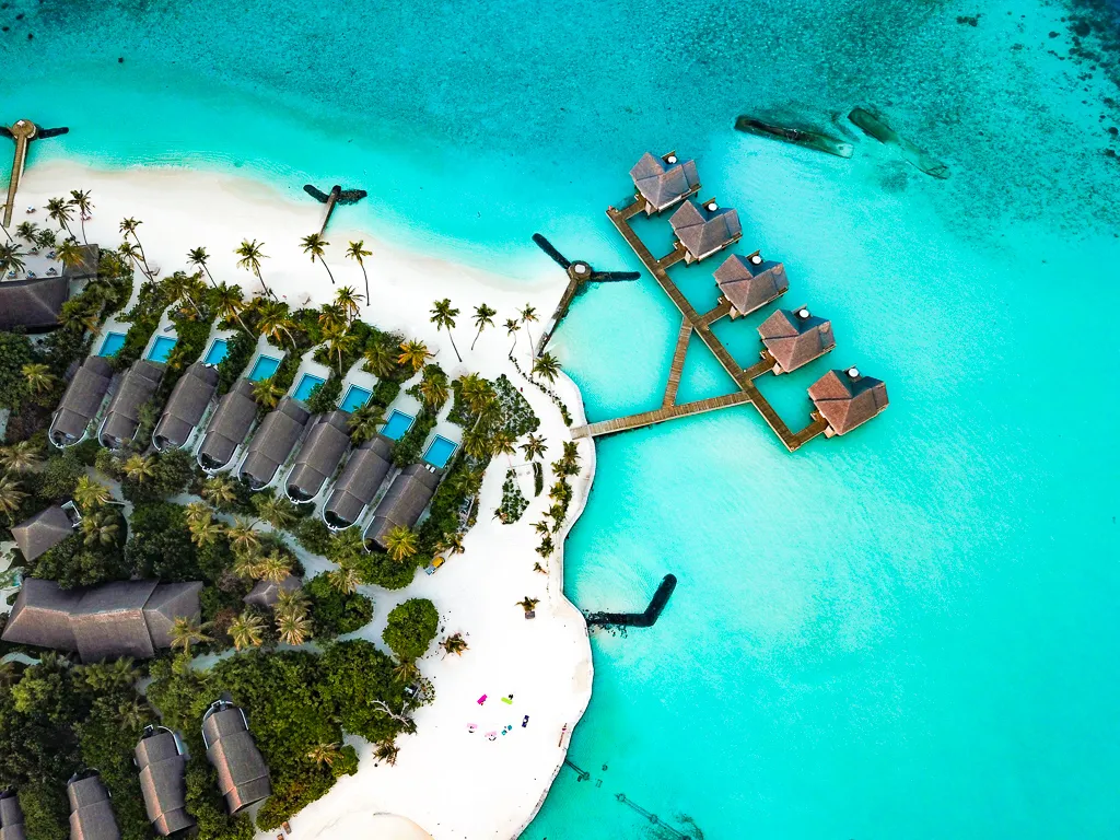 Malediwy kurort vs lokalna wyspa