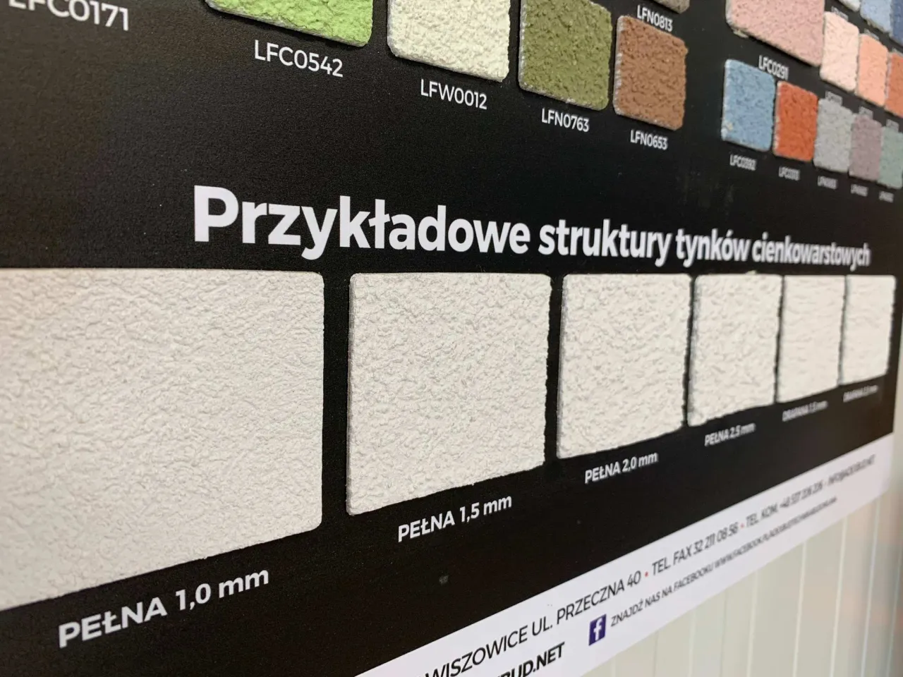 Elewacja połączenie tynku gładkiego i baranka