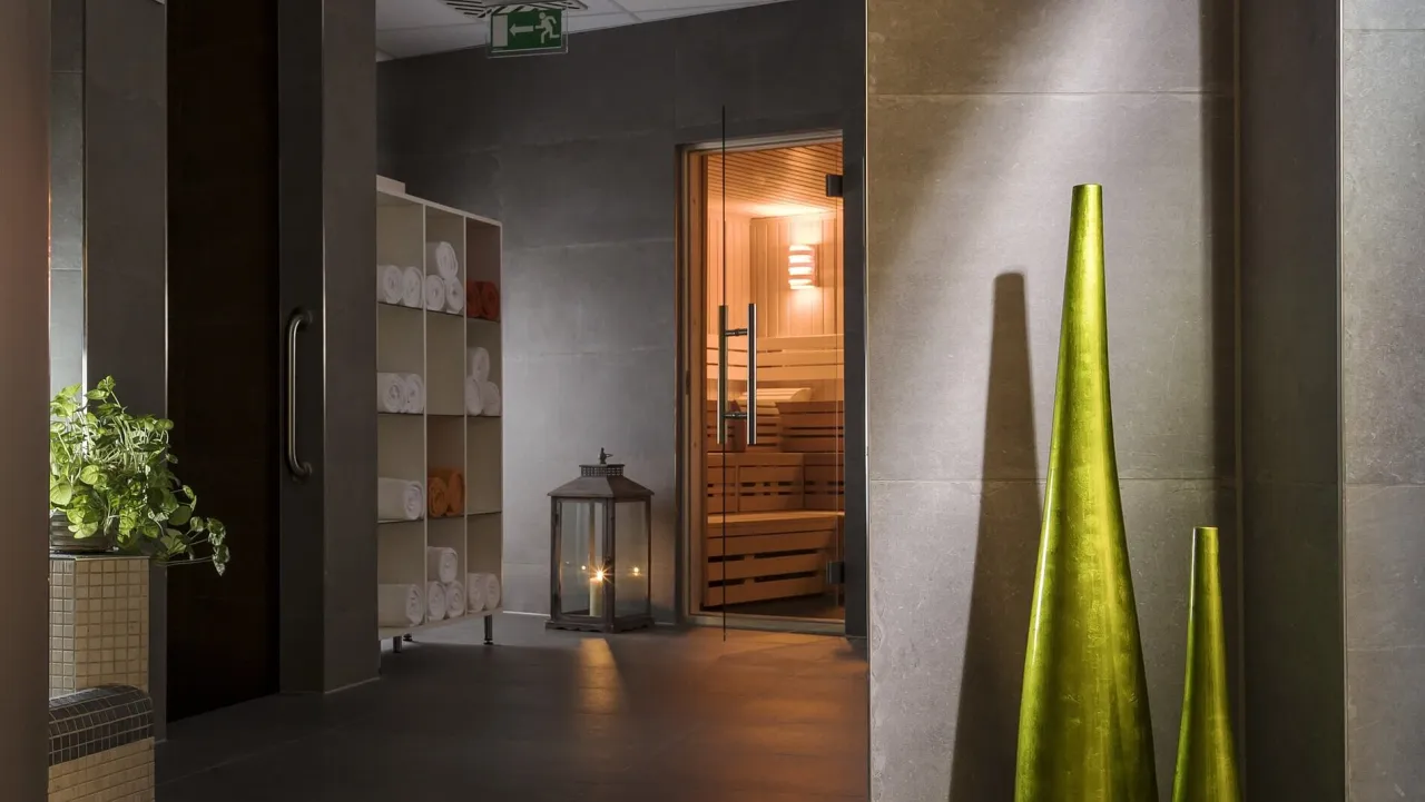 Dorint Hotel Dresden Wellnessbereich Pool Sauna