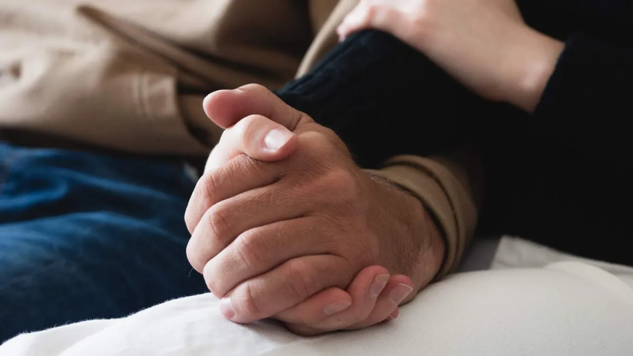 para rozmawiająca szczerze, para trzymająca się za ręce, terapia par