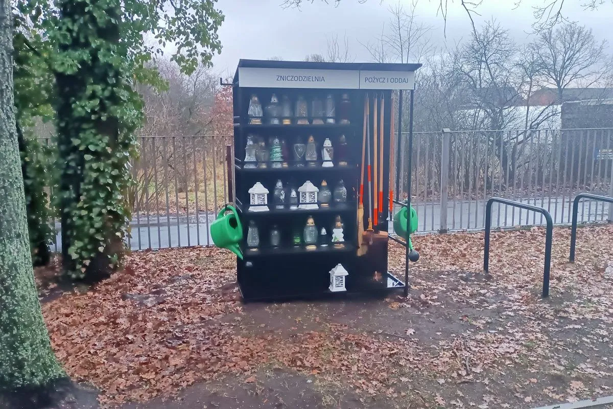 Zniczodzielnia na cmentarzu