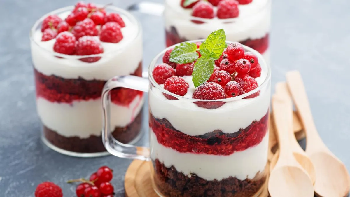 Zdjęcia r&oacute;żnych dodatk&oacute;w do galaretki: owoce, bita śmietana, orzechy