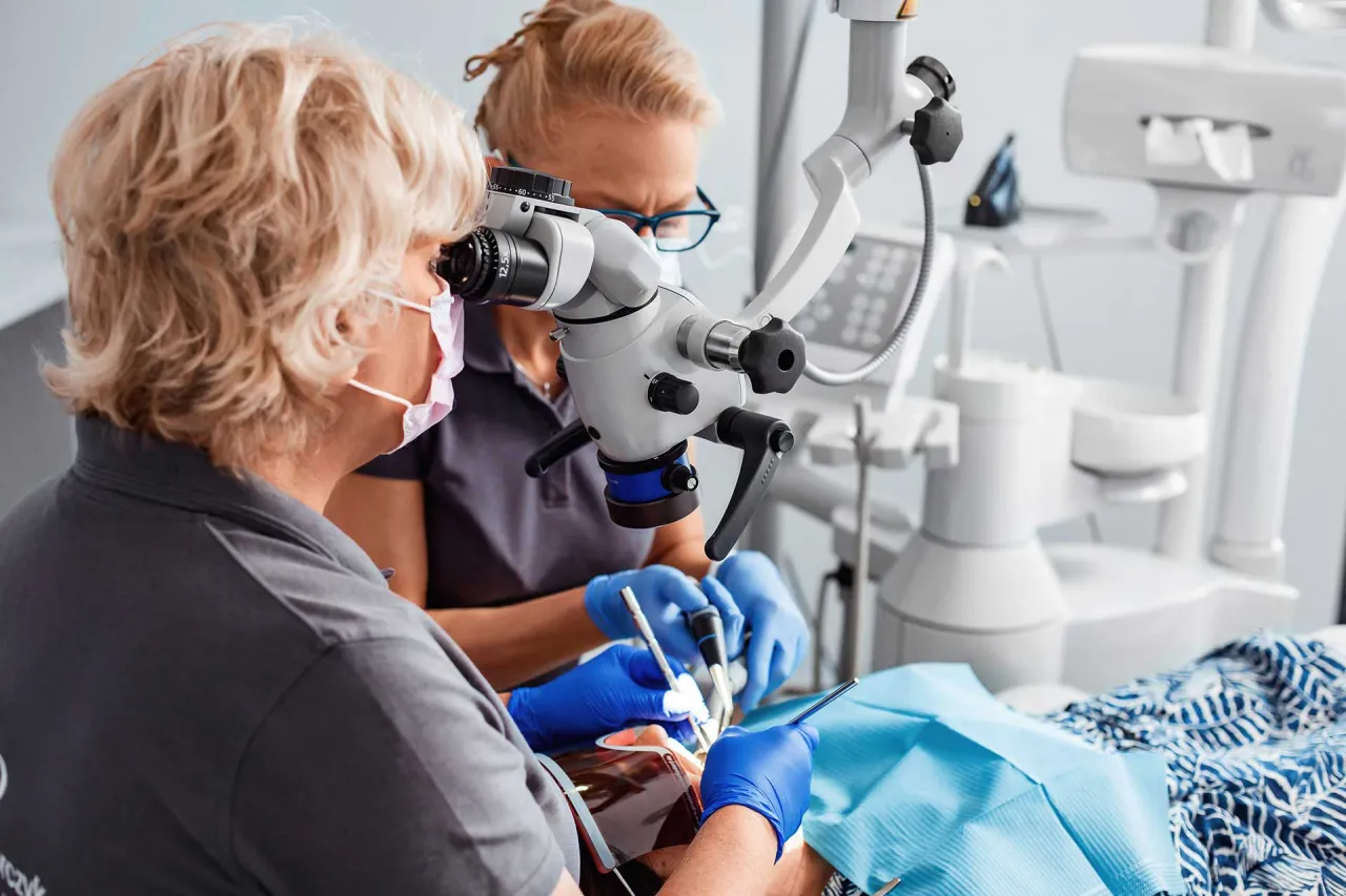 Mapa Polski z zaznaczoną skalą problemu pr&oacute;chnicy lub grafika przedstawiająca konsekwencje nieleczonej pr&oacute;chnicy