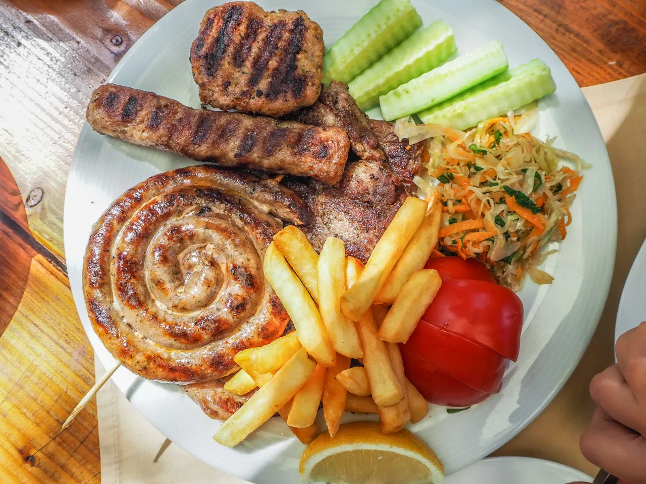 tradycyjne bułgarskie jedzenie na stole w restauracji