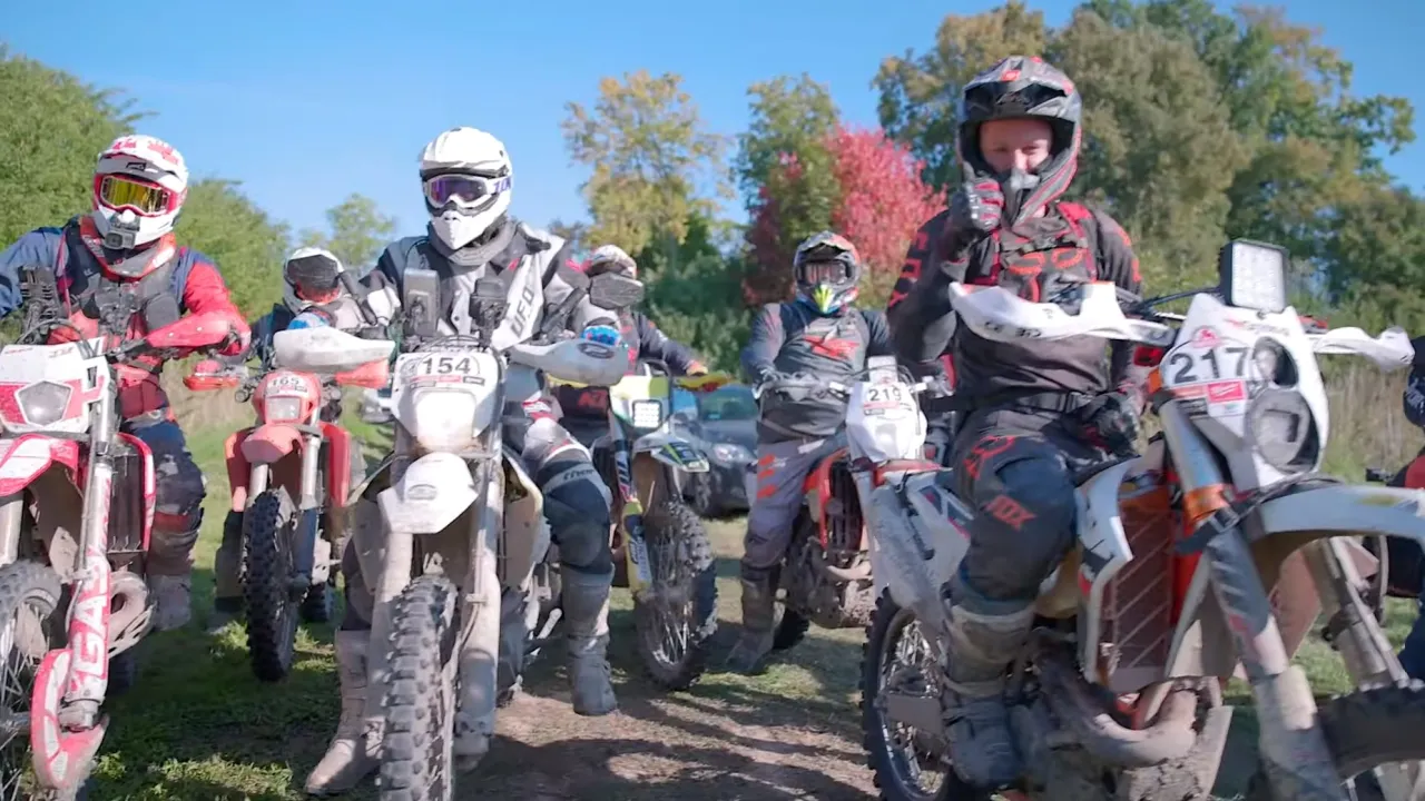 motocyklista na krętej drodze roztocze