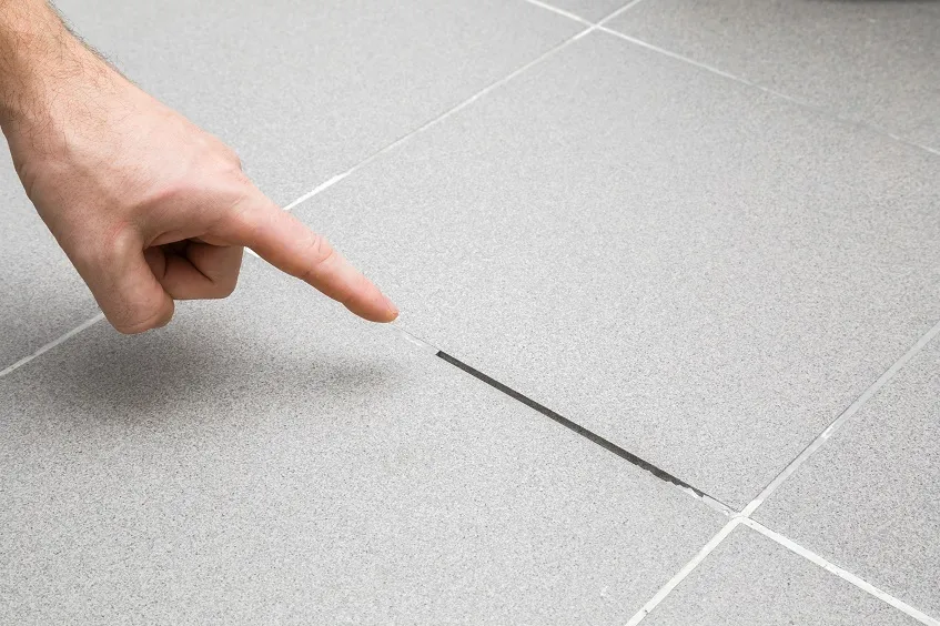 Zdjęcie Czym skleić pękniętą płytkę ceramiczną? Sprawdzone metody naprawy