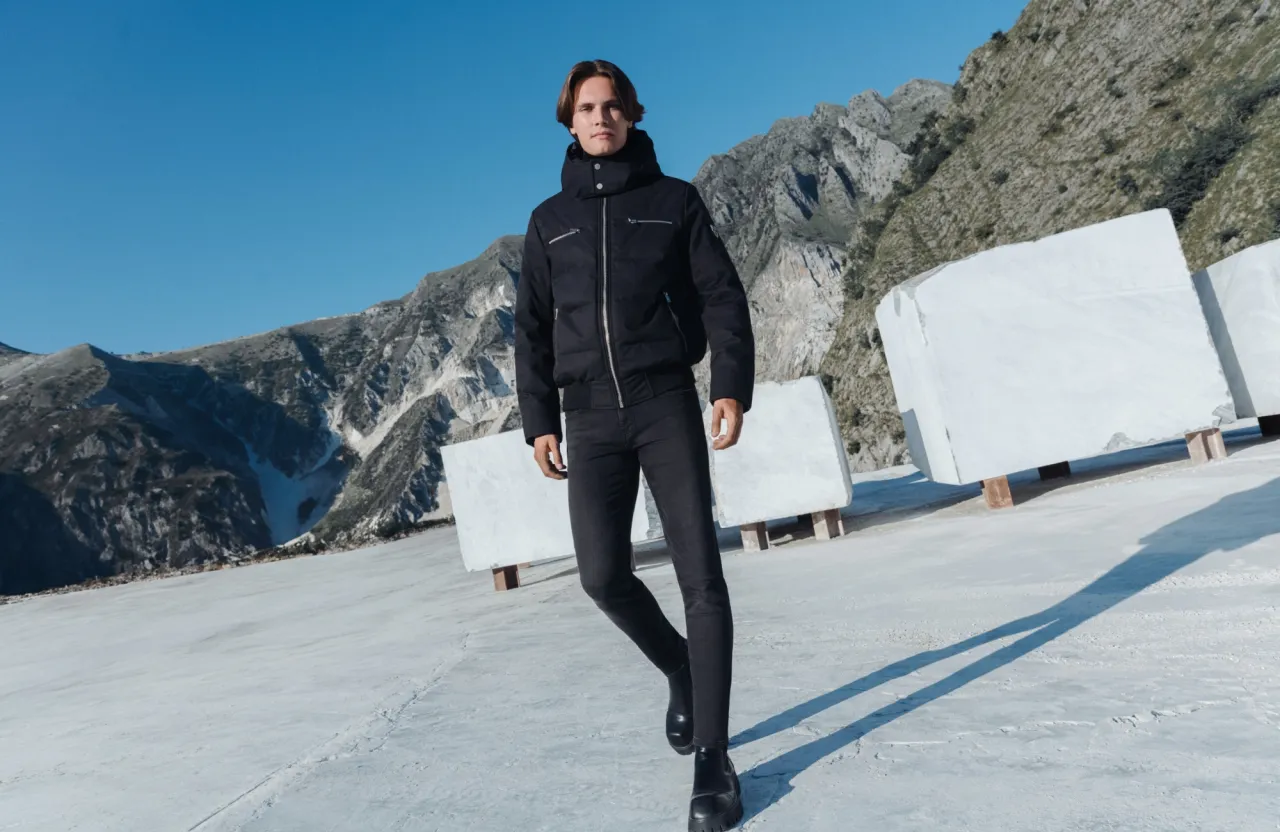 Zdjęcie Spodnie do czarnej bluzy: Od casualu po smart casual wybierz idealne