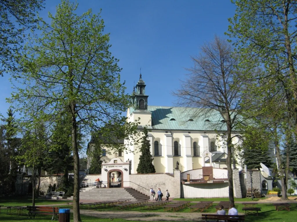 Zdjęcie Ogłoszenia sanktuarium Leśniów: ważne wydarzenia i pielgrzymki
