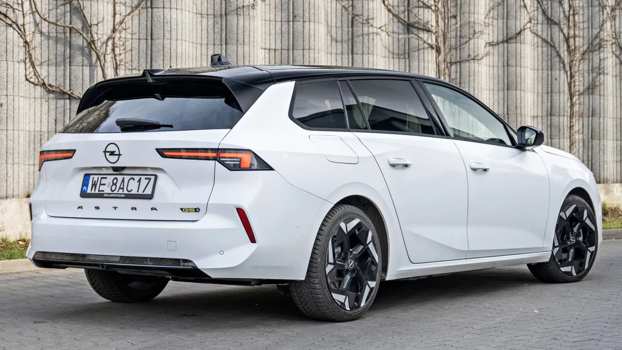 Zdjęcie Opel Astra Classic - Czy warto kupić ten model w 2025 roku?