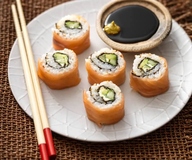 Zdjęcie Jak zrobić sushi z łososiem - proste przepisy, które zaskoczą smakami