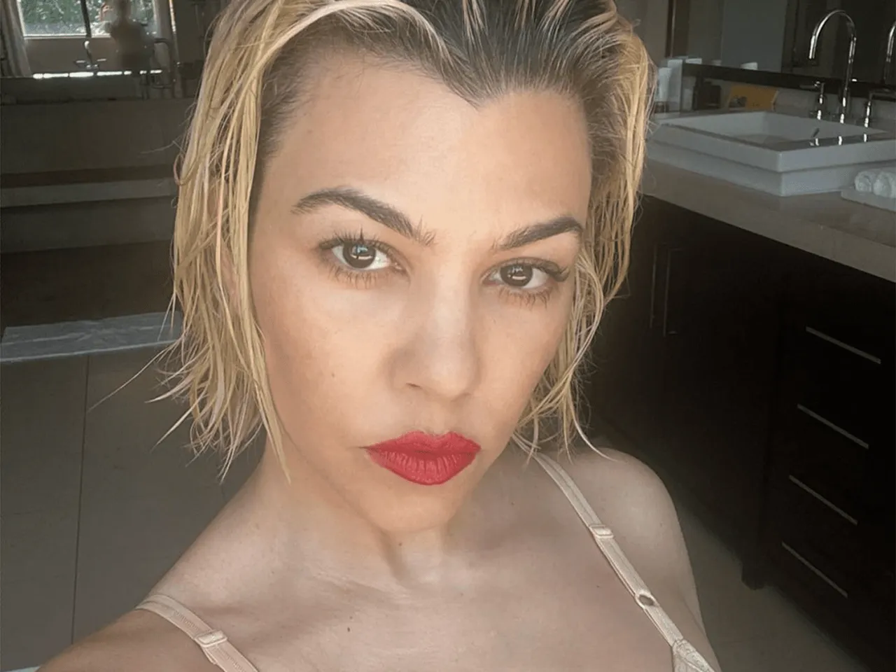 Zdjęcie Kim Kardashian manicure francuski: najnowsze trendy i unikalne style