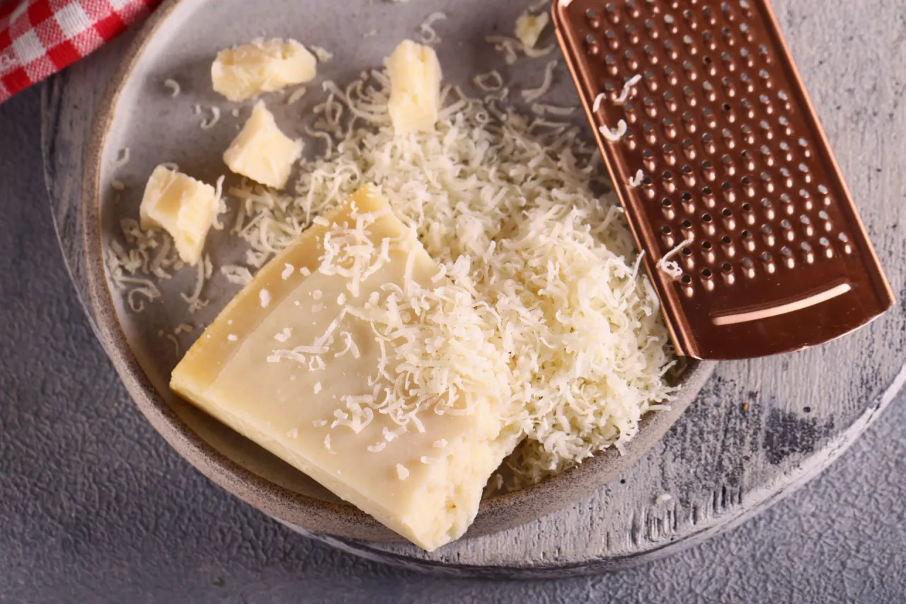 Zdjęcie Grana Padano czy to parmezan? Odkryj kluczowe różnice i smaki