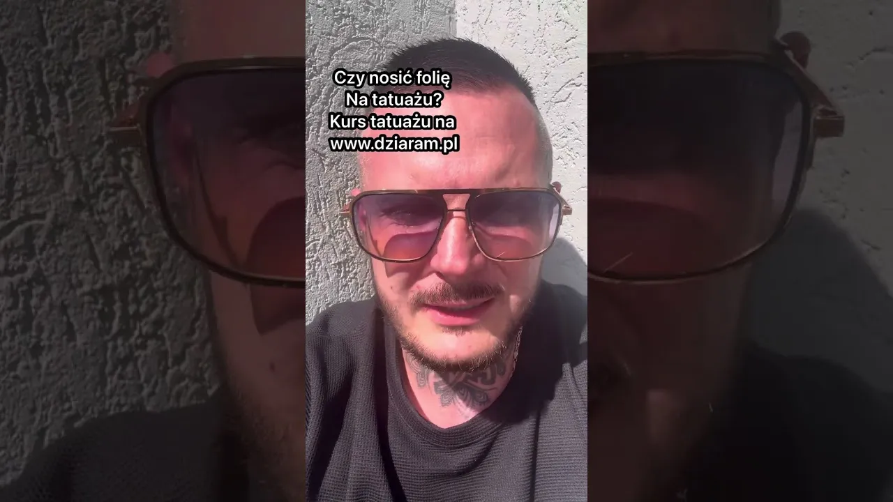 Zdjęcie Ile trzymać folię na tatuażu, aby uniknąć zakażeń i bólu?
