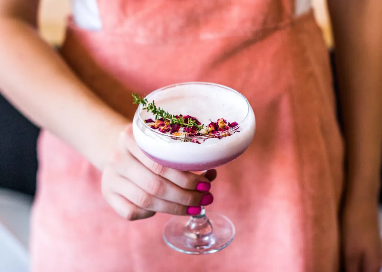 Zdjęcie Różowy gin drink z czym pić - najlepsze połączenia i przepisy