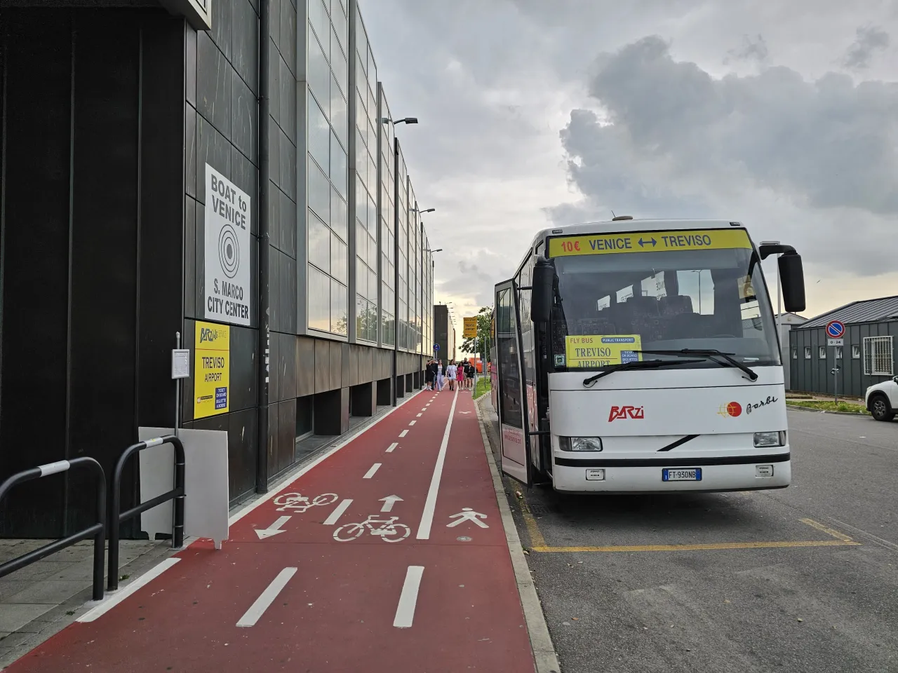 Zdjęcie Jak dojechać z lotniska Treviso do Wenecji? Zaskakujące opcje transportu!