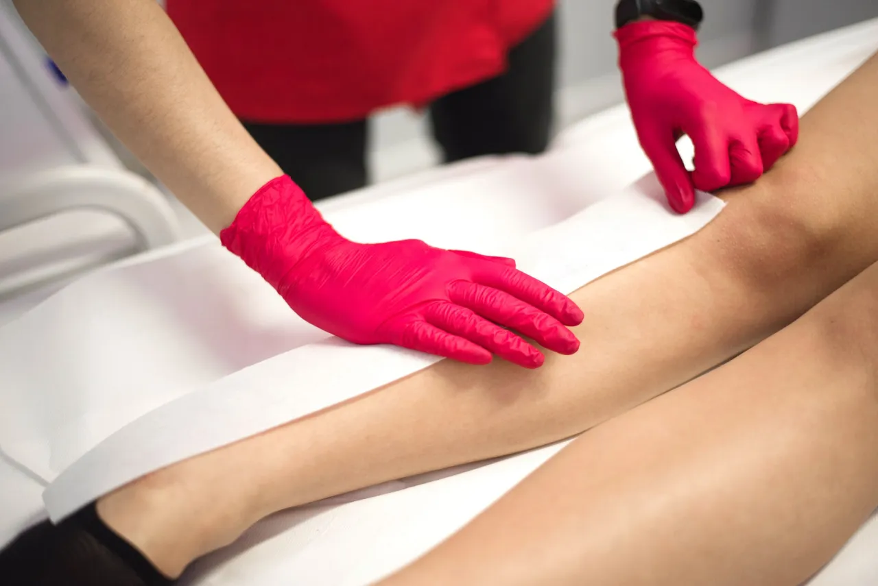 Zdjęcie Jak przygotować się do depilacji woskiem, aby uniknąć bólu i podrażnień