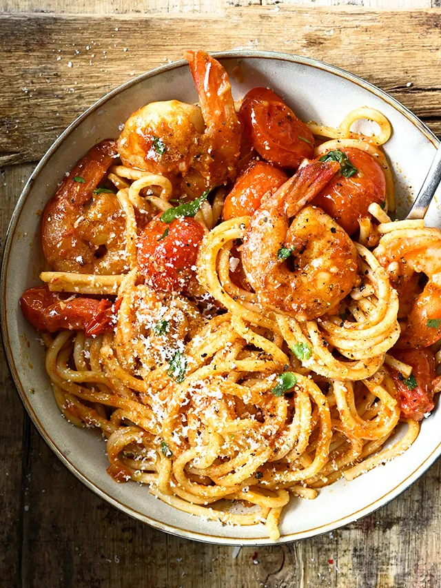 Zdjęcie Pyszne spaghetti z krewetkami w sosie pomidorowym - prosty przepis