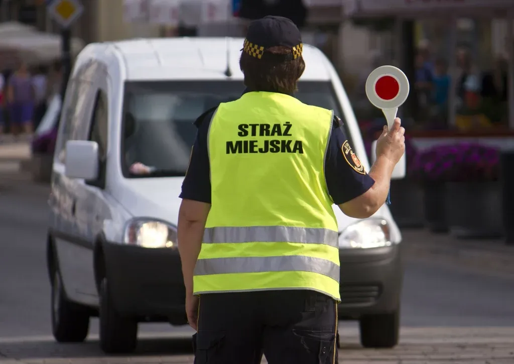 Zdjęcie Czy straż miejska może wystawić mandat za parkowanie na osiedlu? Sprawdź zasady