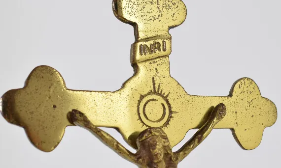 Zdjęcie INRI na krzyżu: Co oznaczają litery? Pełne wyjaśnienie