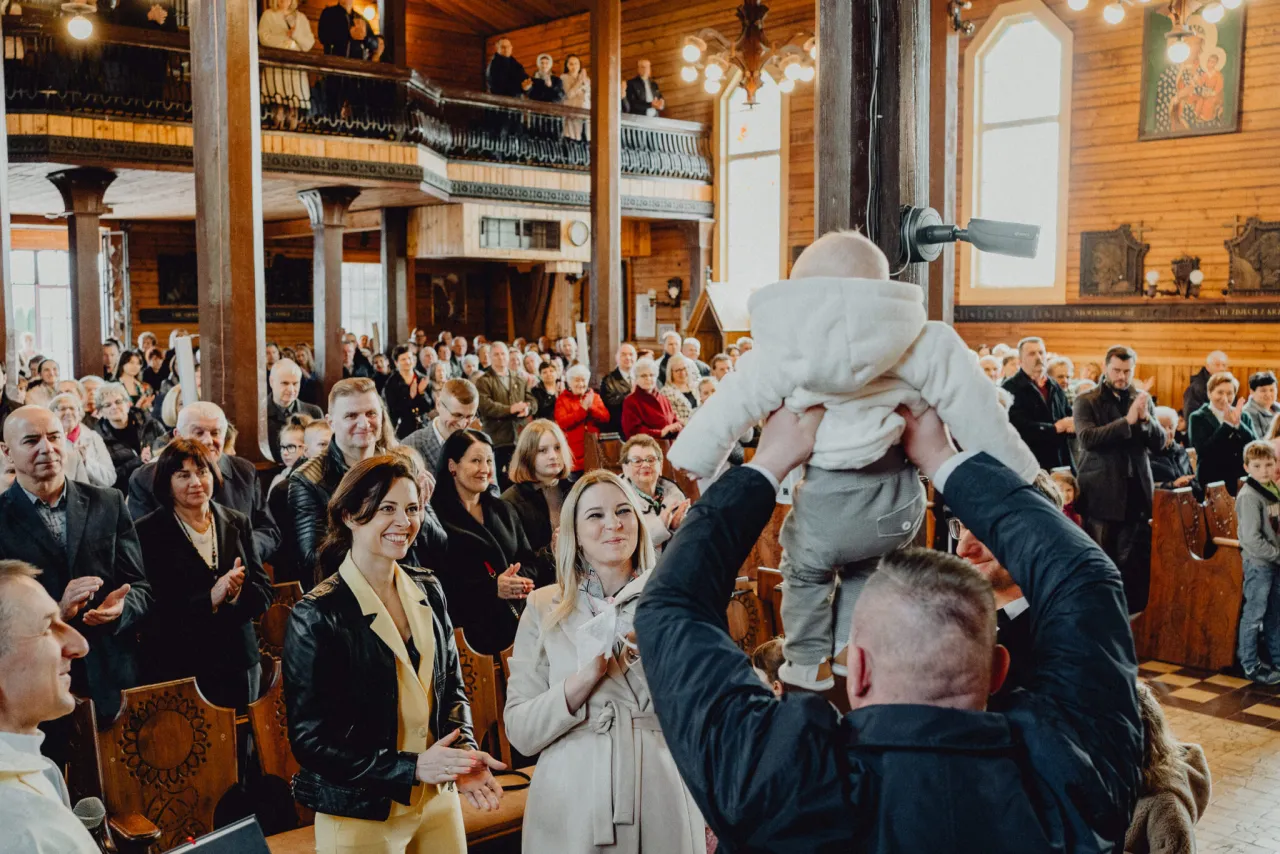 Zdjęcie Ile bierze fotograf za chrzest? Sprawdź ceny i co wpływa na koszt
