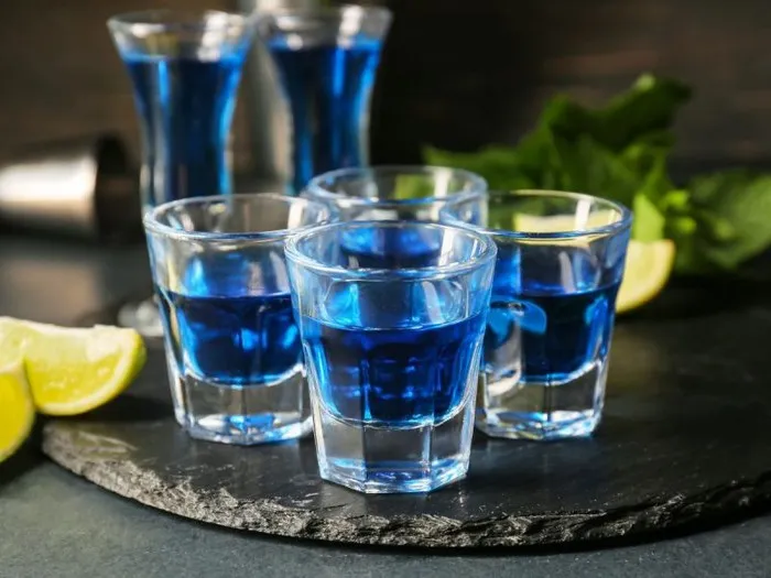 Zdjęcie Proste drinki z blue curacao i wódką – przepisy, proporcje i porady dla każdego