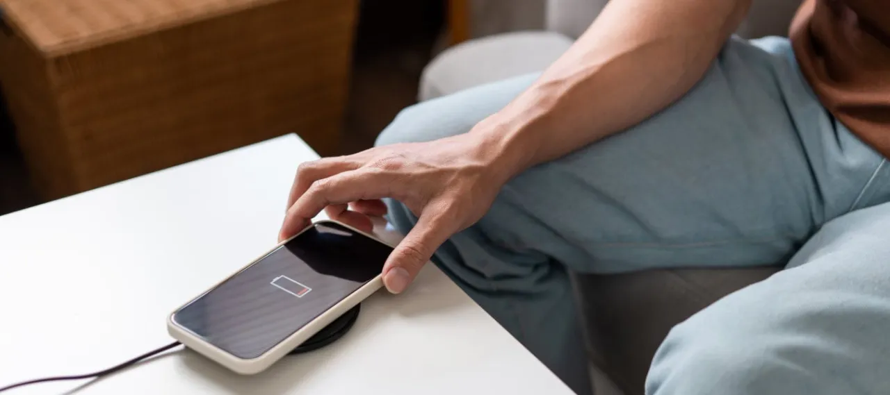 Zdjęcie Iphone 14 ile ma mAh? Odkryj prawdę o pojemności baterii