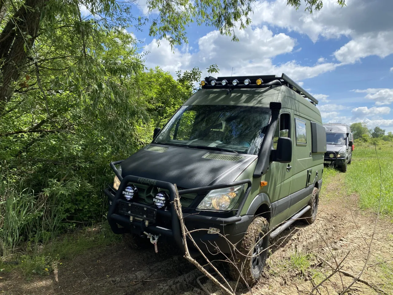Zdjęcie Mercedes-Benz Sprinter 4x4 - wszechstronność i moc w trudnych warunkach