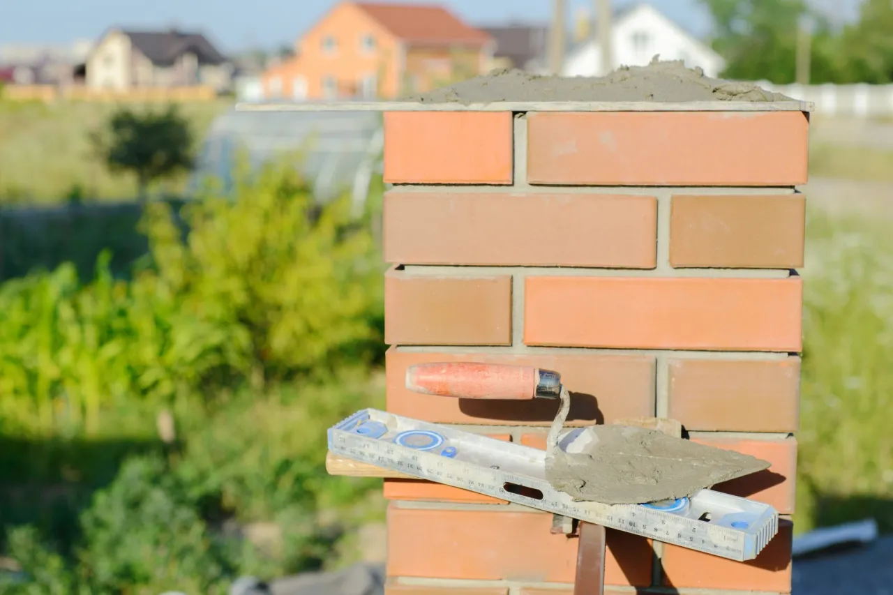 Zdjęcie Jak usunąć zaprawę z cegły klinkierowej bez ryzyka uszkodzeń?