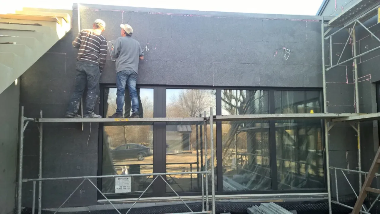 Zdjęcie Jak nakładać klej na styropian, aby uniknąć najczęstszych błędów