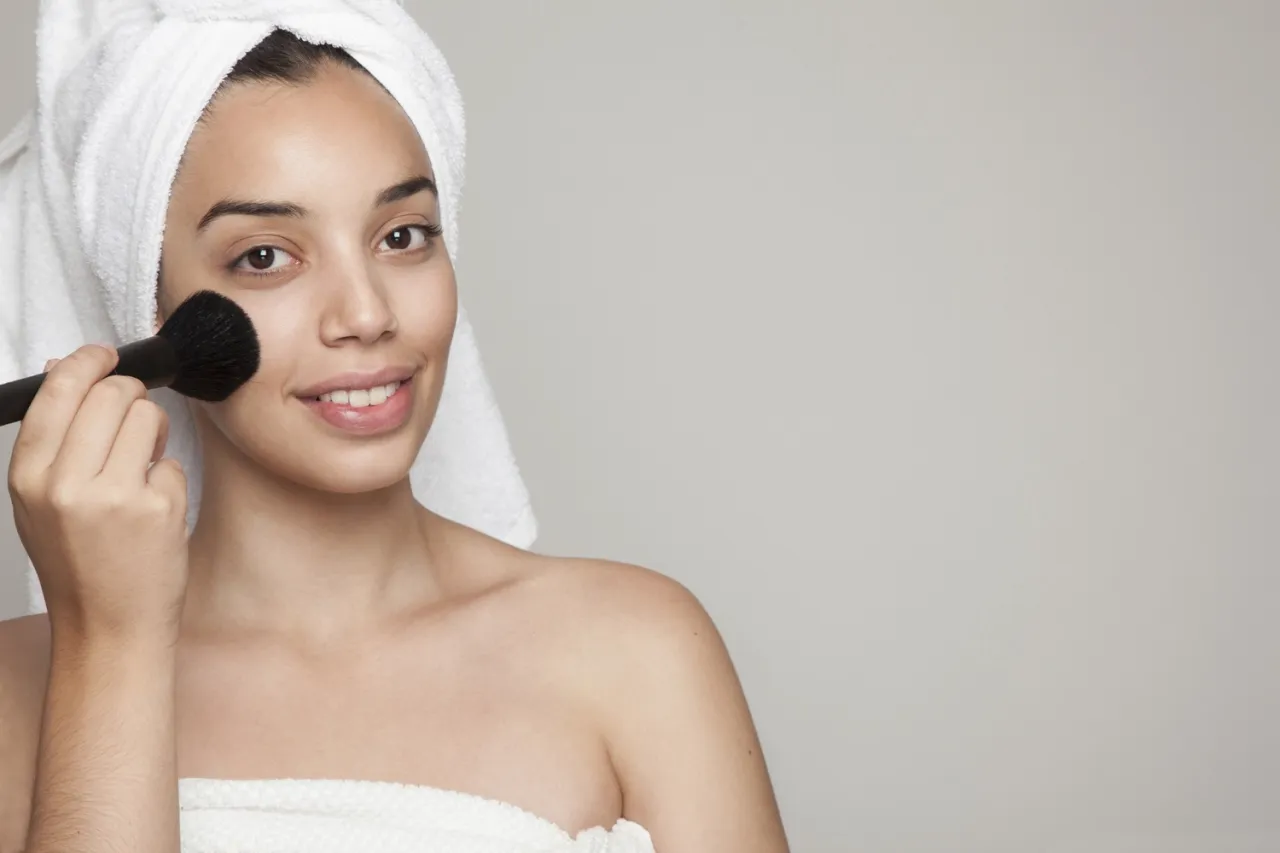 Zdjęcie Jaki puder do cery suchej - uniknij efektu maski i podkreślenia suchych miejsc