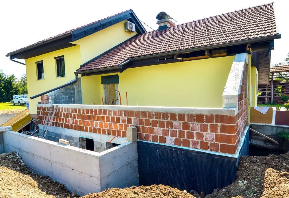Zdjęcie Czy ocieplać fundamenty w starym domu? Odkryj korzyści i koszty