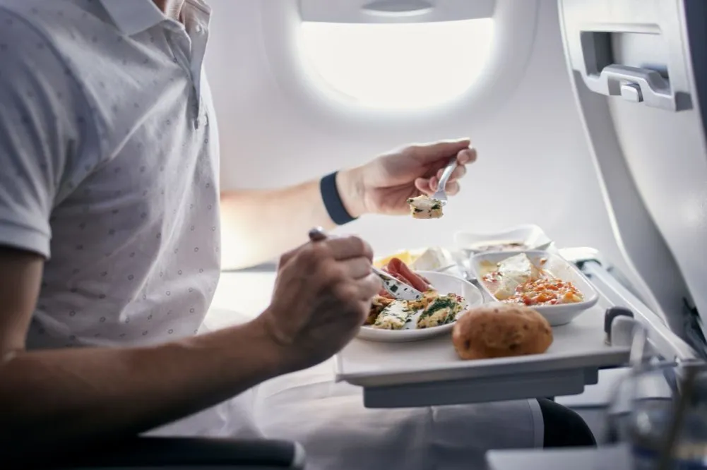 Zdjęcie Czy można przewozić jedzenie w bagażu podręcznym Ryanair? Oto zasady