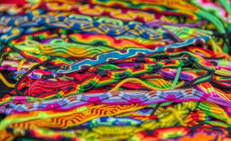 Zdjęcie Co oznaczają kolory bransoletek ze sznurka i jak wybrać odpowiedni kolor?