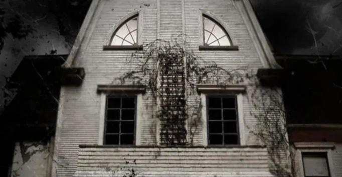 Zdjęcie Amityville Horror: Prawda o przerażających wydarzeniach i kontrowersjach