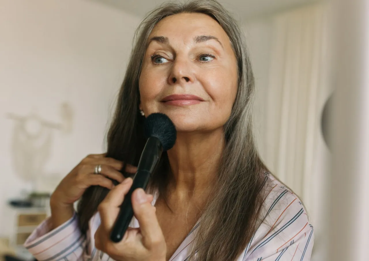 Zdjęcie Jaki puder do cery dojrzałej, który ukryje oznaki starzenia i nawilży?