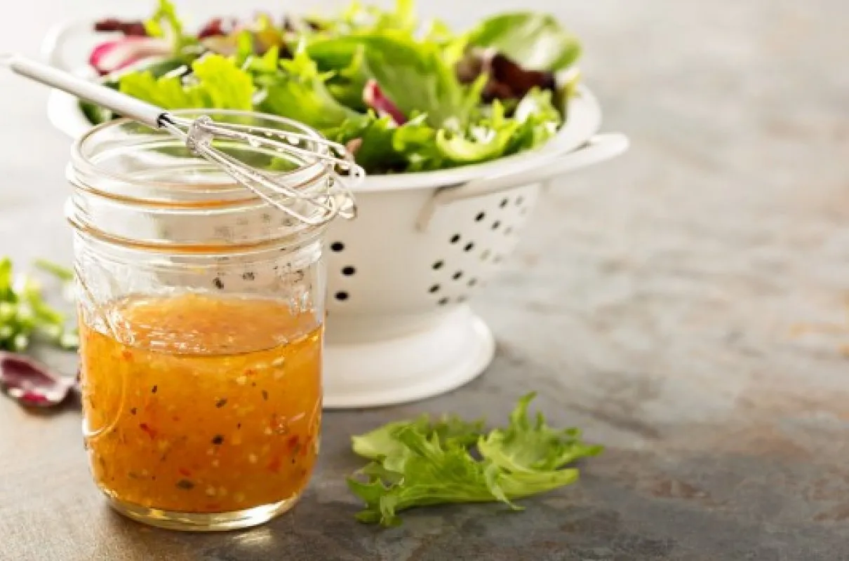 Zdjęcie Jak zrobić sos do sałatki? 5 przepis&oacute;w, kt&oacute;re odmienią danie