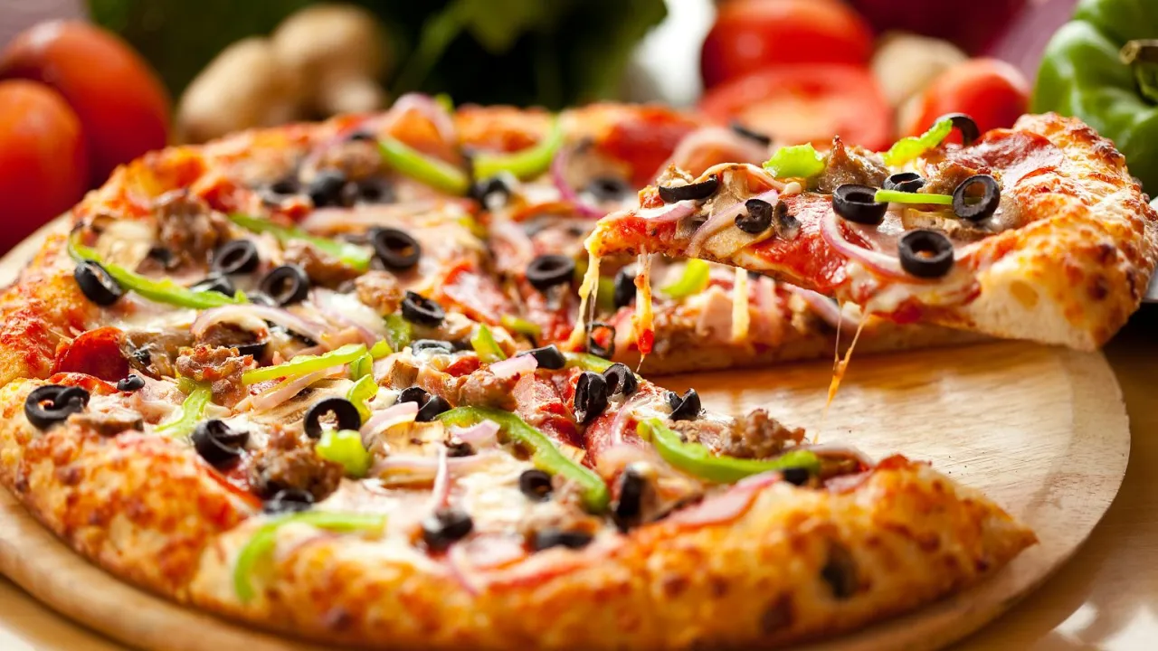 Zdjęcie Z czym zrobić pizzę? Odkryj idealne składniki na pyszną pizzę